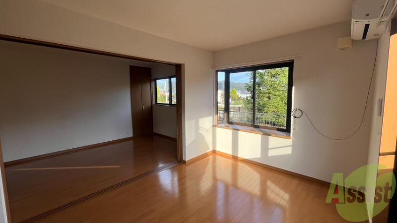 居室・リビング　リビングです。隣の洋室と繋げることが出来ます。