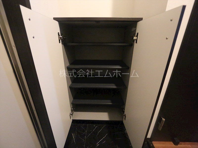 玄関　玄関　シューズボックス付　同型写真