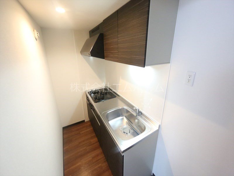 キッチン　システムキッチン（ガス3口コンログリル付）同型写真