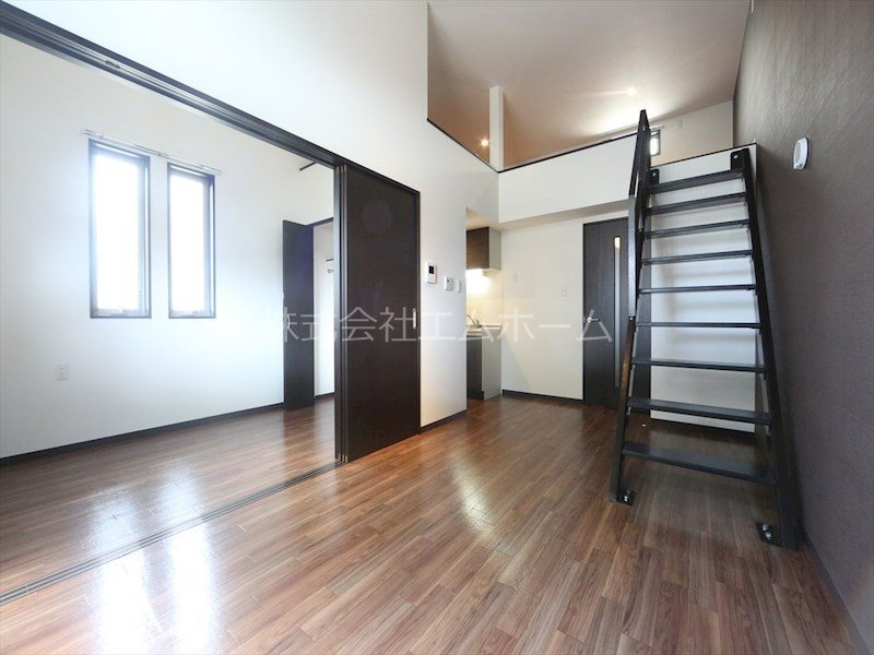 居室・リビング　ＬＤＫ11帖　洋室3.64帖　上段ロフト9.15帖　同型写真