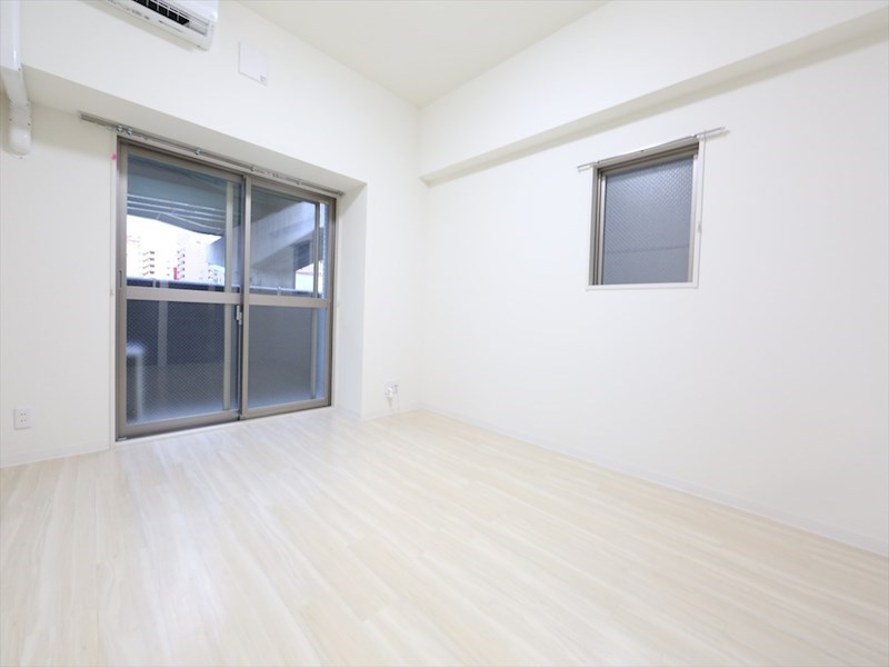 居室・リビング　洋室7.7帖　2面採光　エアコン付　バルコニー