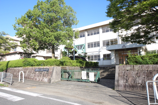 中学校　橿原市立白橿中学校（中学校）まで1642m
