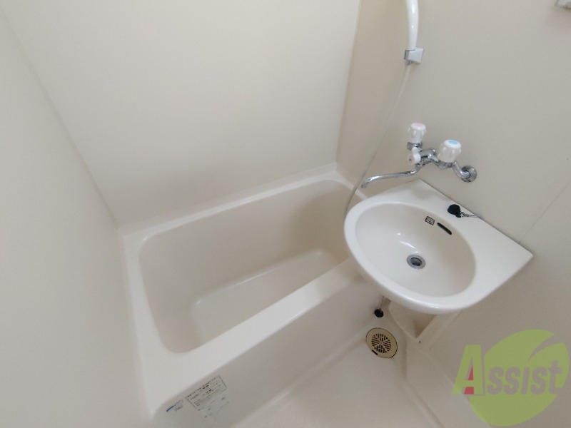 バス・シャワールーム　浴室は狭すぎず、シャワーも浴びやすそうです。