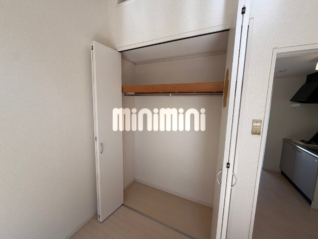 収納　のぼると広いロフトがあり収納や寝るスペースにもなります