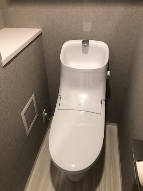 トイレ　落ち着いた色調のトイレです