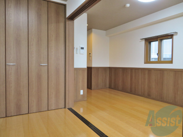 その他部屋・スペース　４帖のお部屋から見た室内です。小窓もあって明るいですね