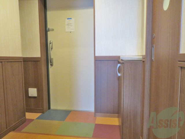 玄関　玄関回りも十分な広さがございます。収納もついてますよ