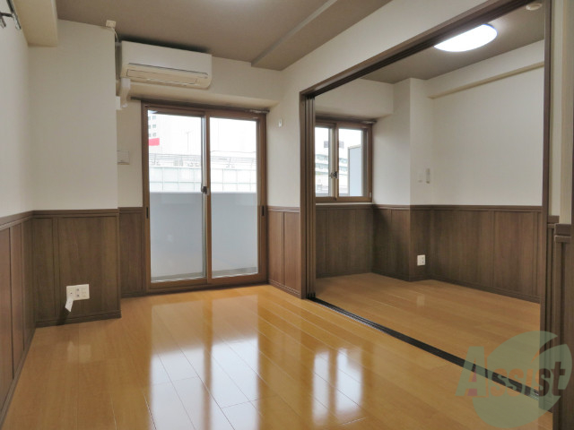 居室・リビング　８帖のリビングはこのように間仕切りを開けると広く使えます