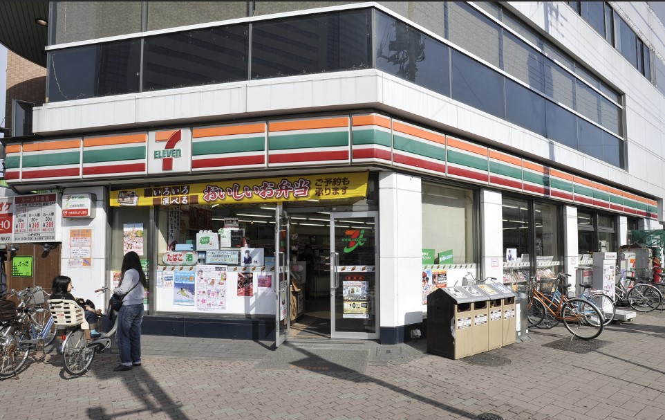 コンビニ　セブンイレブン青山1丁目駅前店（コンビニ）まで201m