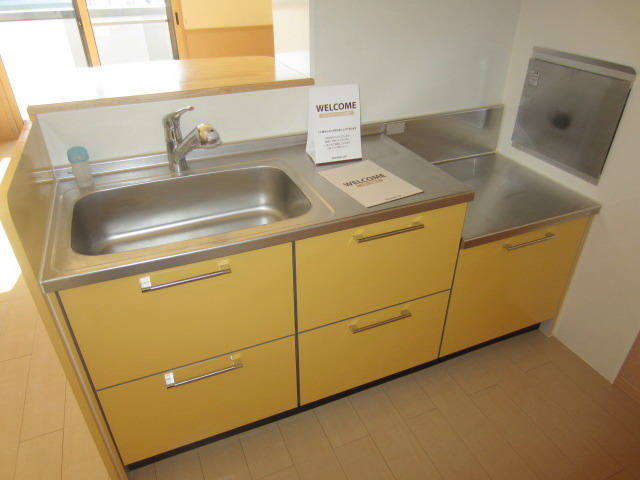 キッチン　ポップカラーのキッチンがリビングルームをオシャレに演出。