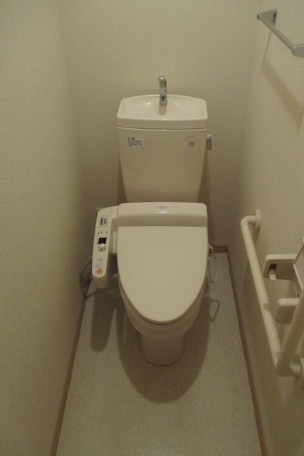 トイレ　最近人気急上昇中のシャワートイレも標準装備。。