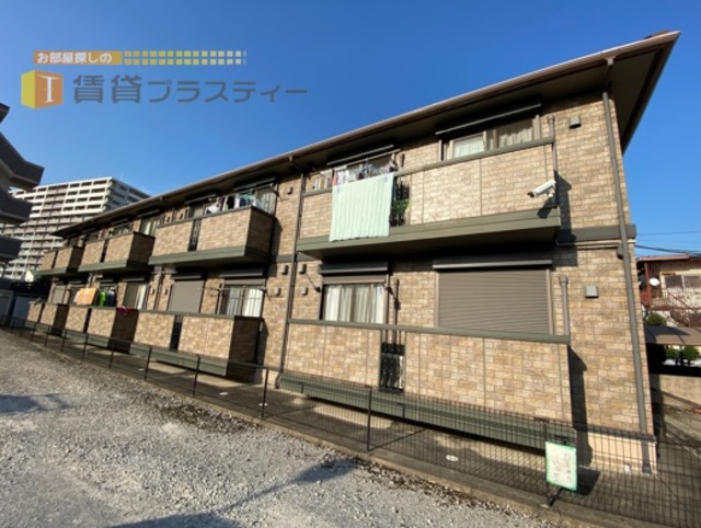 建物外観　カーパークビュー。。ブラウンサイディングがオシャレなアパート