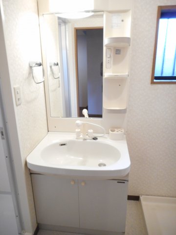 洗面設備　独立洗面化粧台が付いています