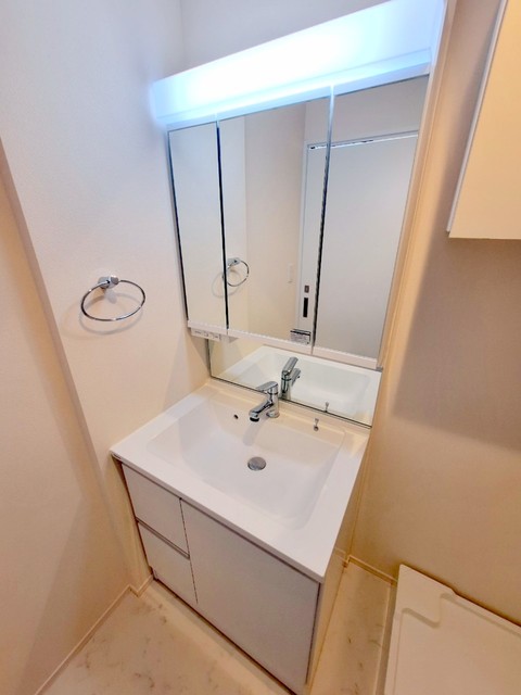 洗面設備　３面鏡の洗面台