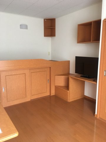 その他部屋・スペース　クローゼットと吊り棚付きで収納もばっちり。