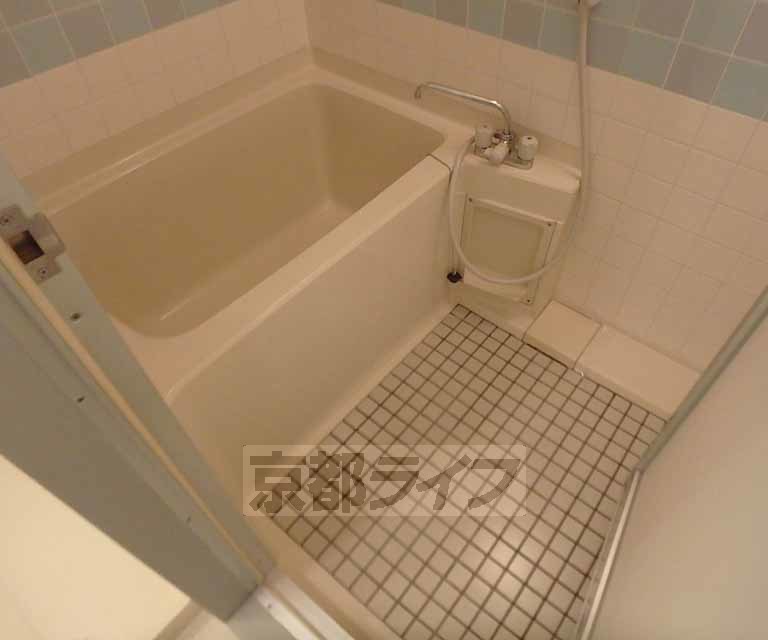 バス・シャワールーム　昔ながらのバスルームです