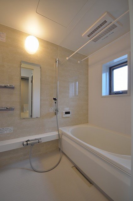 バス・シャワールーム　別号室の写真です（反転）