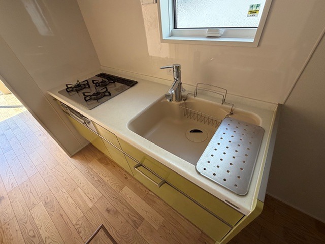 キッチン　★キッチンには窓もあり明るい★