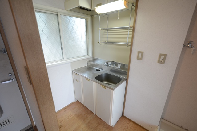 キッチン　窓付きのキッチンで換気がしやすくておすすめ！