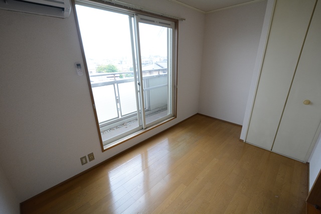 居室・リビング　床色が落ち着いた色合いで、とてもきれいです。