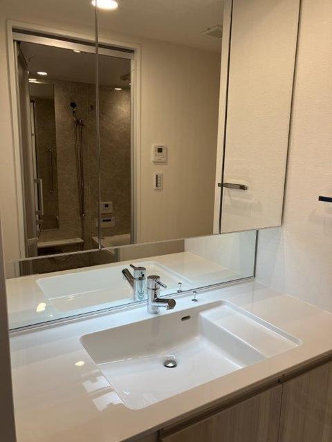 洗面設備　三面鏡付洗面化粧台