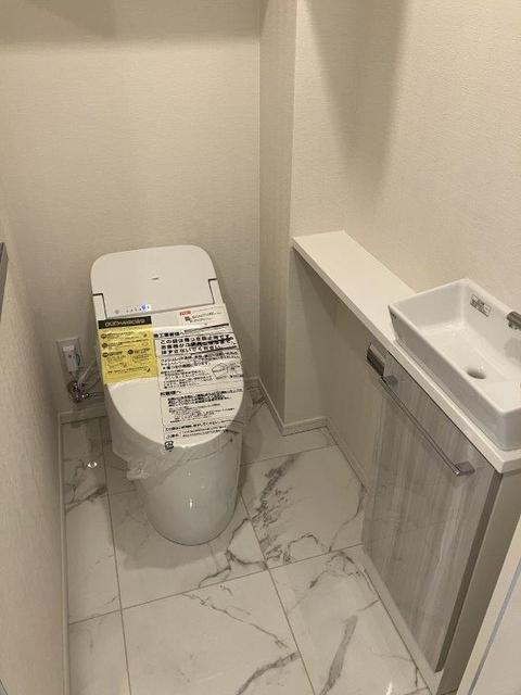 トイレ　温水洗浄暖房便座付タンクレストイレ・手洗