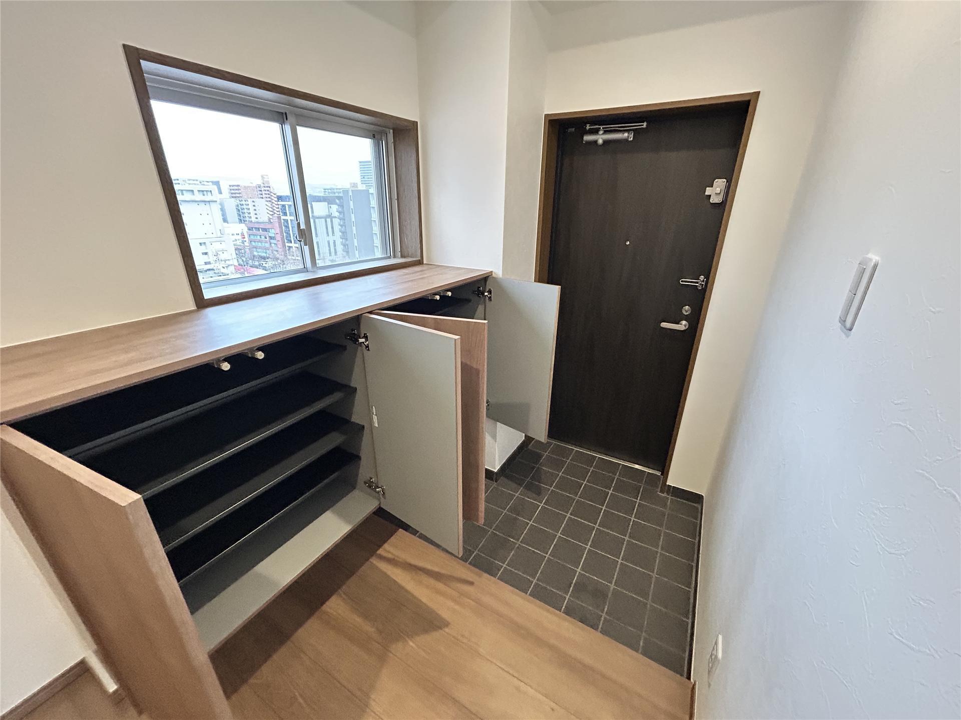 玄関　シューズボックス付きの明るい玄関