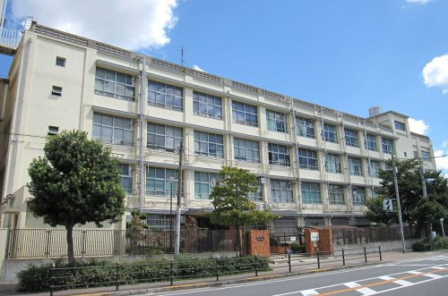 中学校　港南中学校（中学校）まで600m