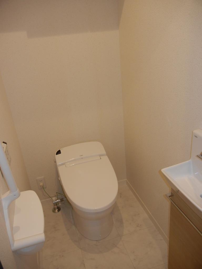 トイレ　温水洗浄便座・手洗い付きです！