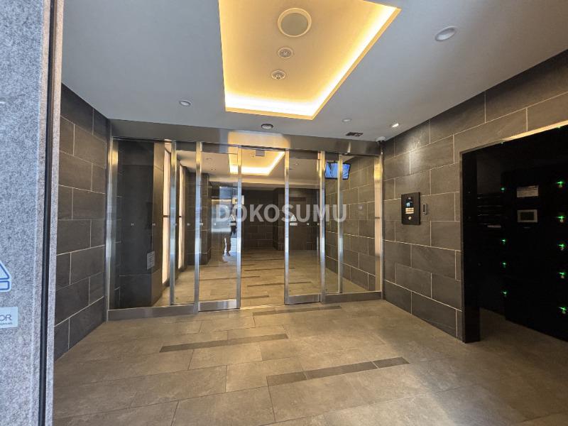 エントランス　オンからオフへ。心地よい静寂へといざなうエントランス。