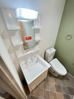 洗面設備　独立洗面化粧台が付いています