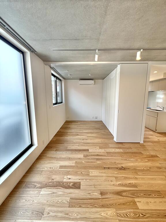 居室・リビング　Wi－Fi 無料、エアコン２台、Low-Eガラス、収納充実！