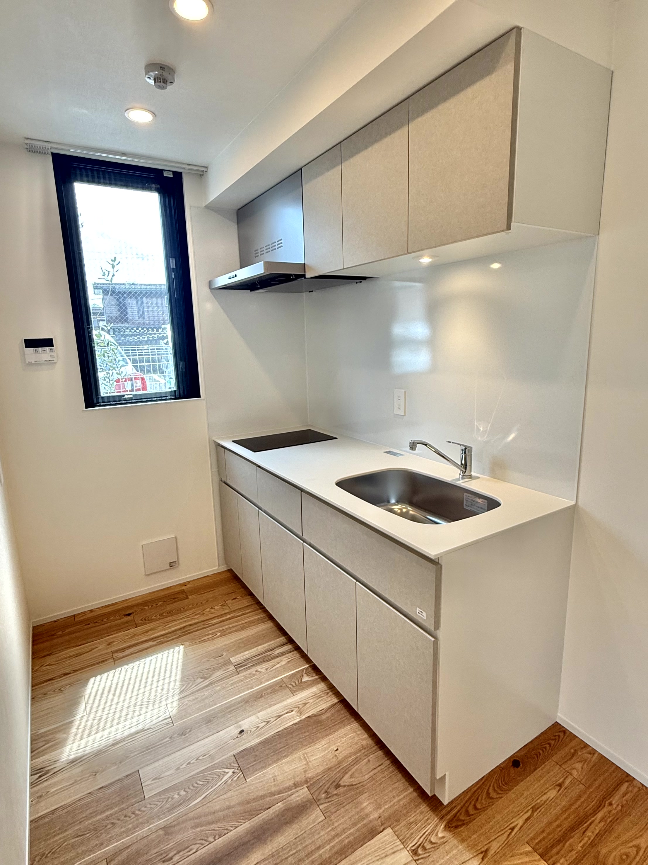 キッチン　IHコンロ２口。ゆとりあるキッチンシンク