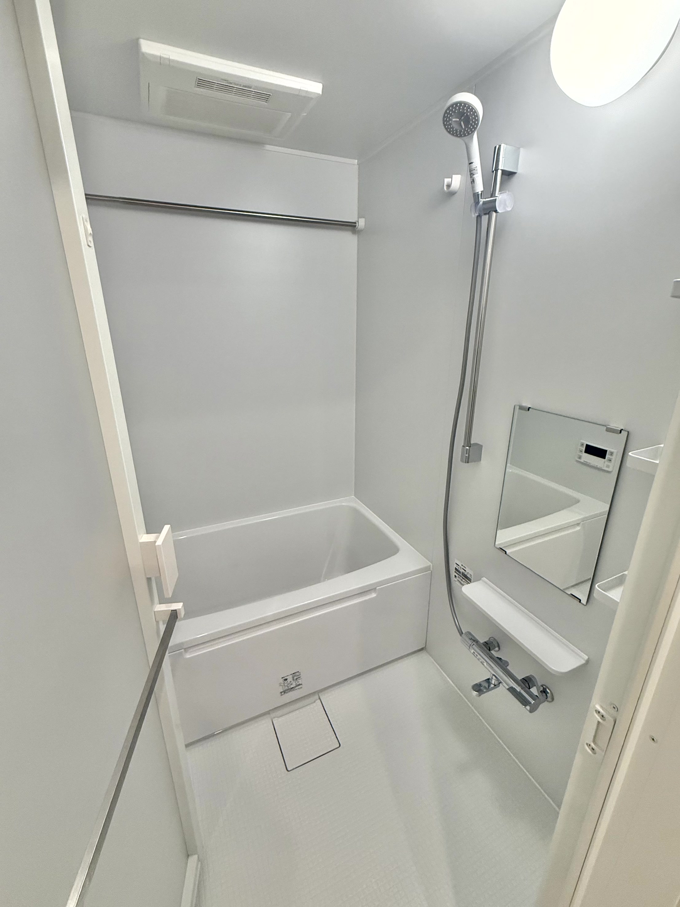 バス・シャワールーム　バストイレ別。浴室乾燥暖房、２４H換気システム…充実設備