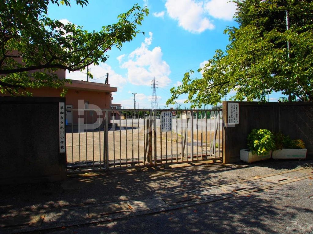 小学校　草加市立氷川小学校（小学校）まで200m