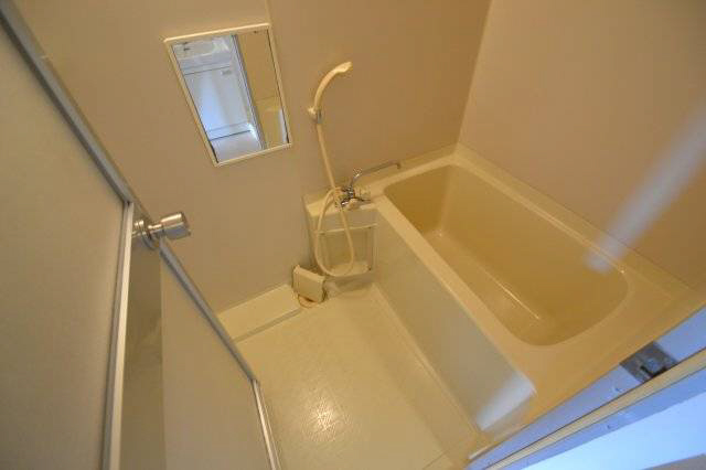 バス・シャワールーム　落ち着いた空間のお風呂です