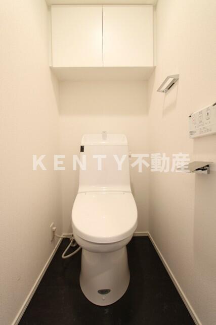 トイレ　落ち着いた色調のトイレです