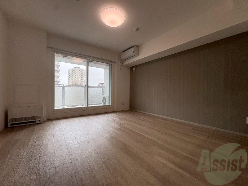 居室・リビング　リビングです。窓が大きくて明るいですね！