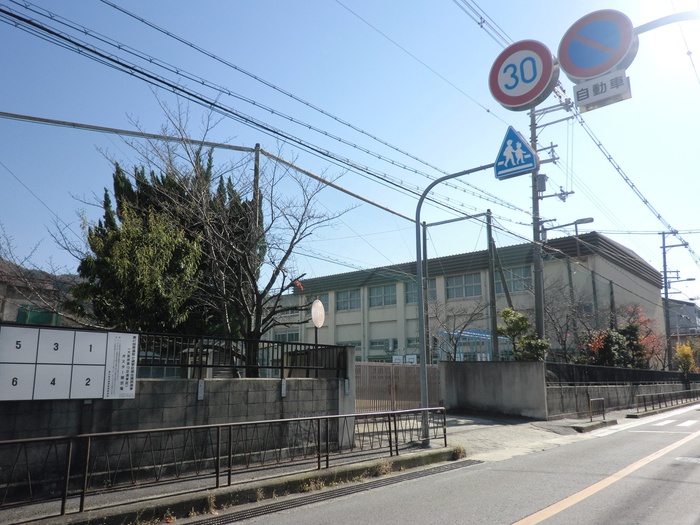 小学校　孔舎衙小学校（小学校）まで220m