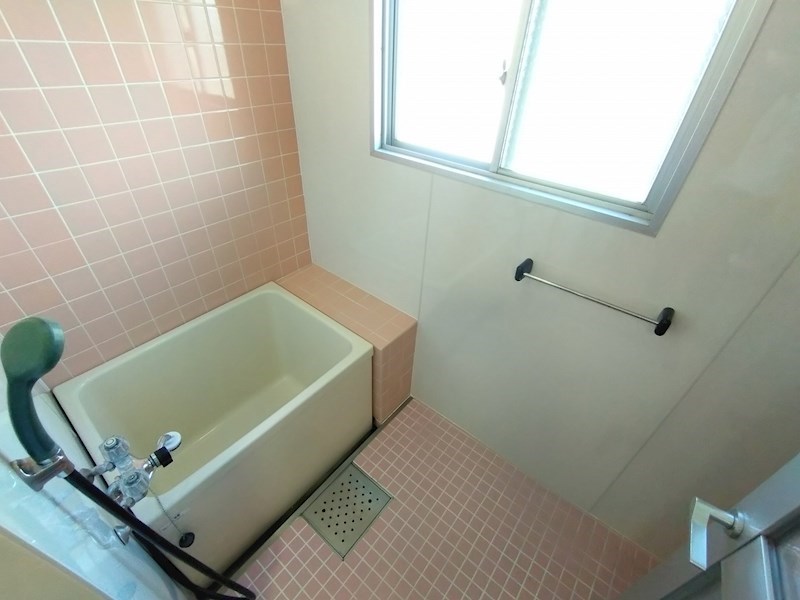 バス・シャワールーム　清潔感のあるお風呂で一日の疲れを癒しましょう。