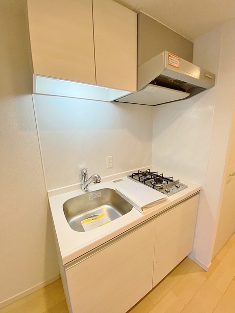 キッチン　２口ガスキッチン・横に冷蔵庫置き場