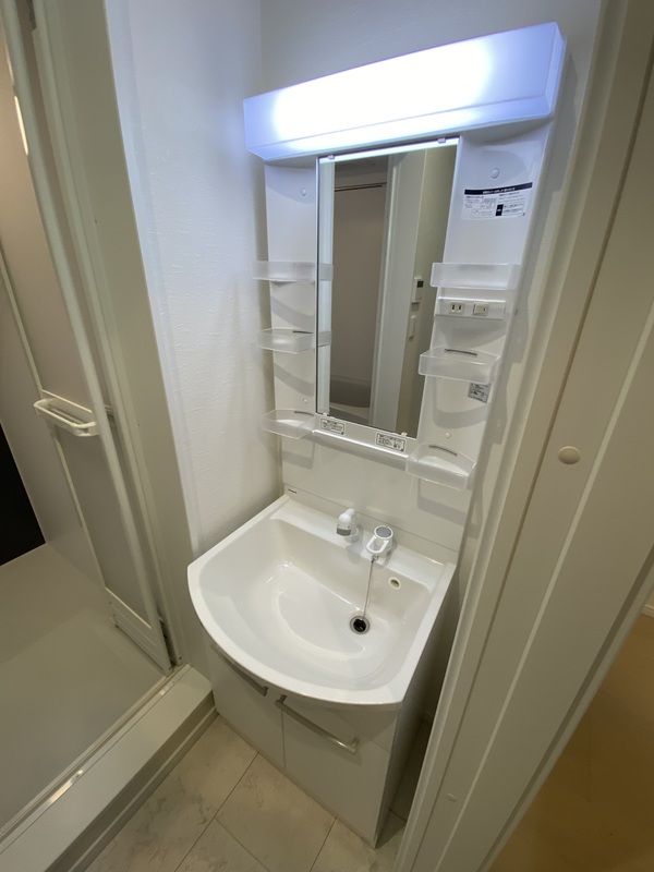 洗面設備　独立洗面化粧台が付いています