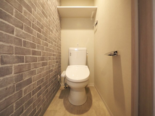 トイレ　落ち着いた色調のトイレです