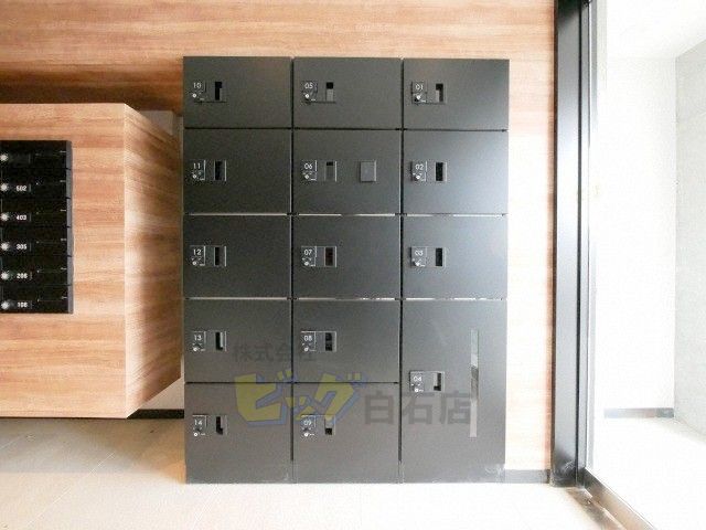 エントランス　留守中でも荷物が受け取れて便利な宅配ＢＯＸ完備しています♪