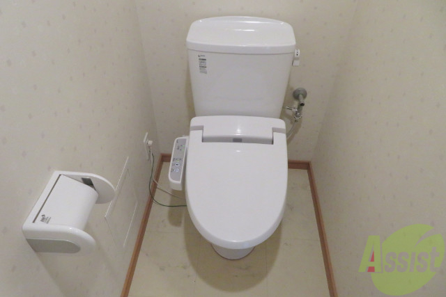トイレ　トイレは嬉しい温水洗浄便座機能つきです。