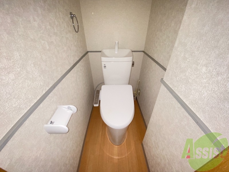 トイレ　こちらはトイレになります。ウォシュレットも付いていますね。
