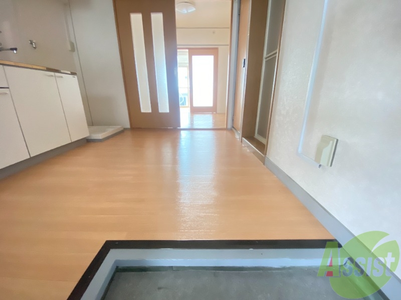 玄関　こちらは玄関になります。奥まで見通すことができますね。