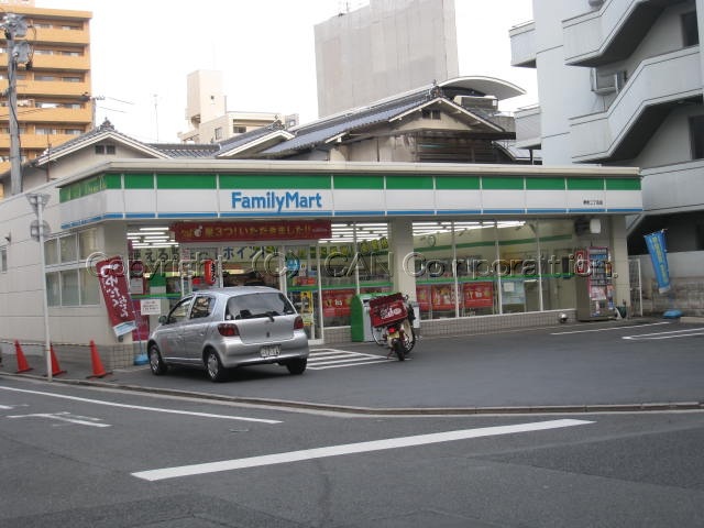 コンビニ　ファミリーマート堺町二丁目店（コンビニ）まで302m
