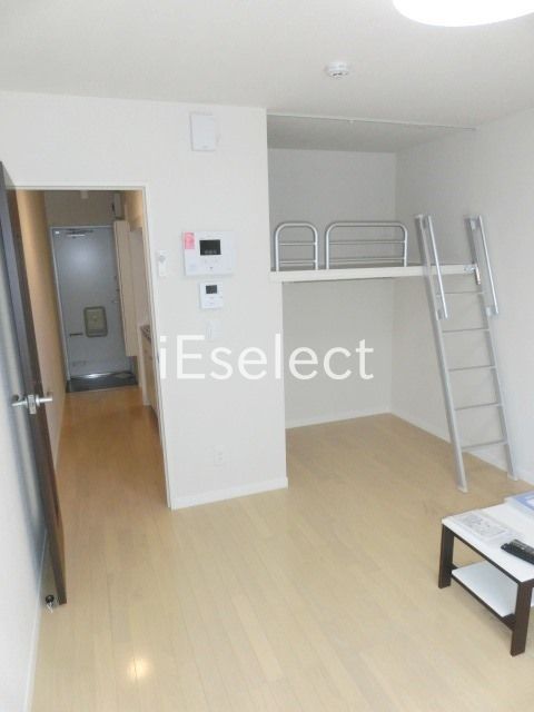 居室・リビング　バルコニー側からのお部屋です