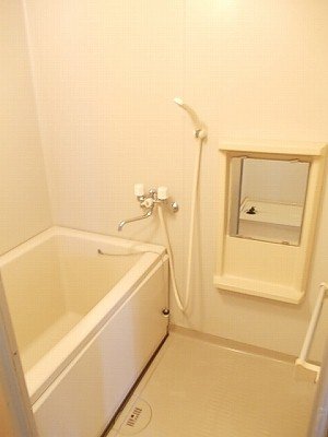 バス・シャワールーム　コンパクトで使いやすいお風呂です